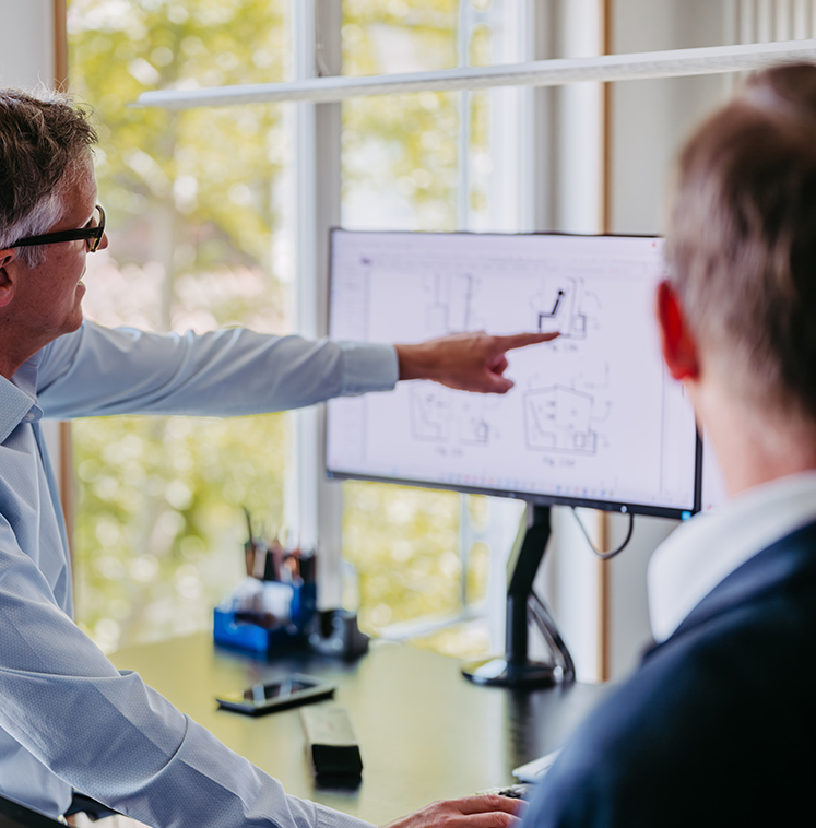 Patentanwalt führt Rechtsberatung an Computer durch