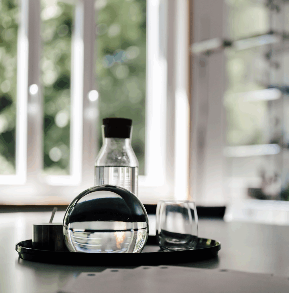 Markantes Design auf Bürotisch in Anwaltskanzlei